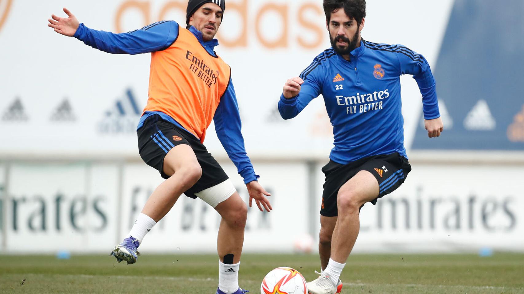 Dani Ceballos e Isco Alarcón luchan por una pelota.