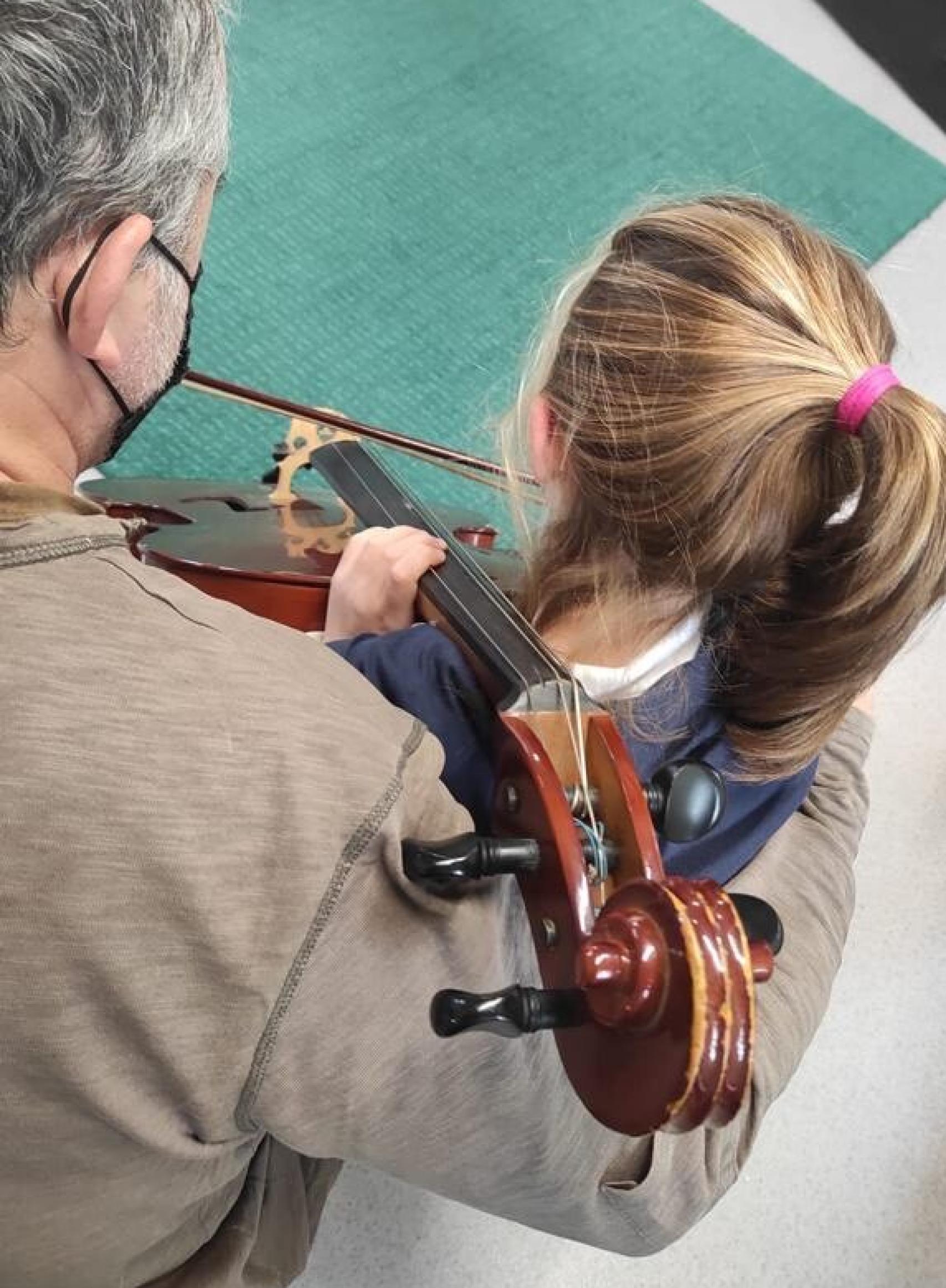 Una niña toca un instrumento