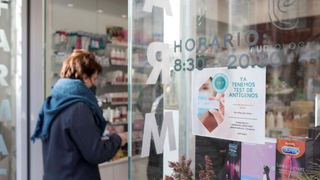 Una farmacia despliega un cartel en el que anuncia que cuenta con test de antígenos disponibles.