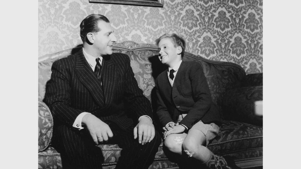 Juan de Borbón y su hijo Juan Carlos I, un niño inquieto  como demuestran sus rodillas curadas con tiritas.