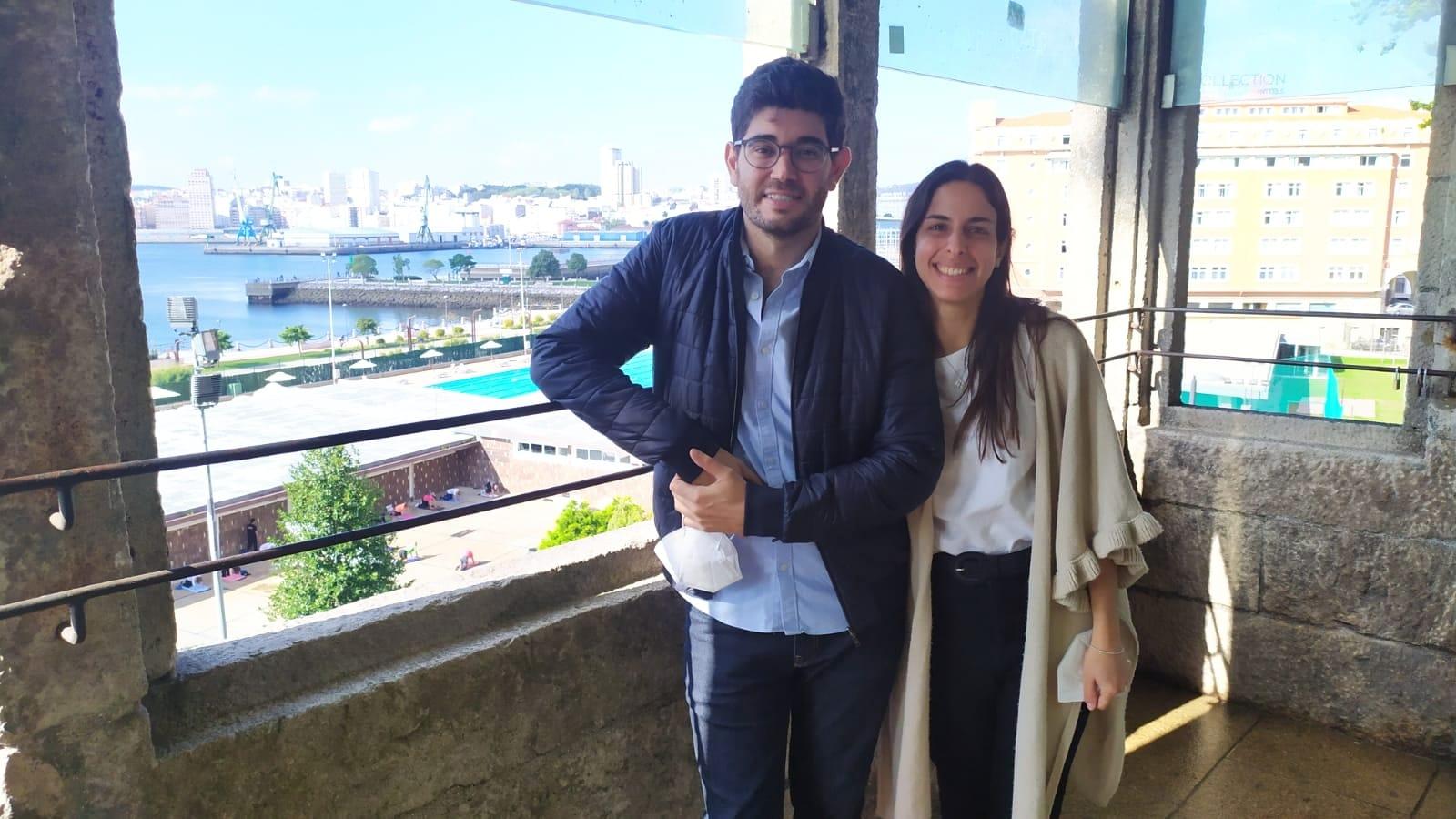 Lucas y su pareja Magalí en A Coruña. Fuente: CEDIDA