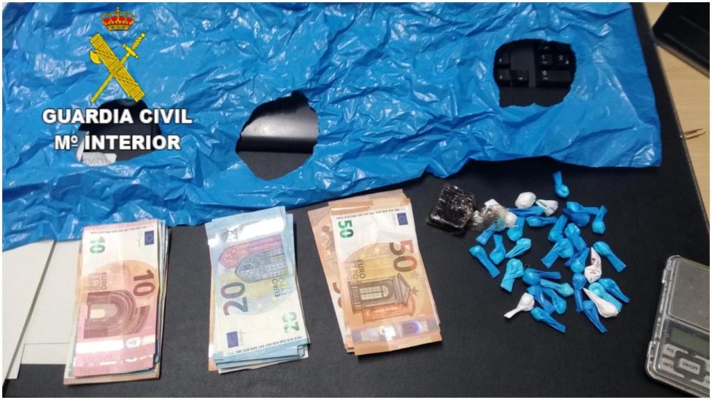 El dinero y el material incautados al detenido.