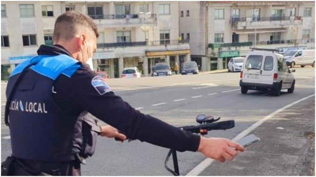 Un agente de la Policía Local de Teo con el patinete.