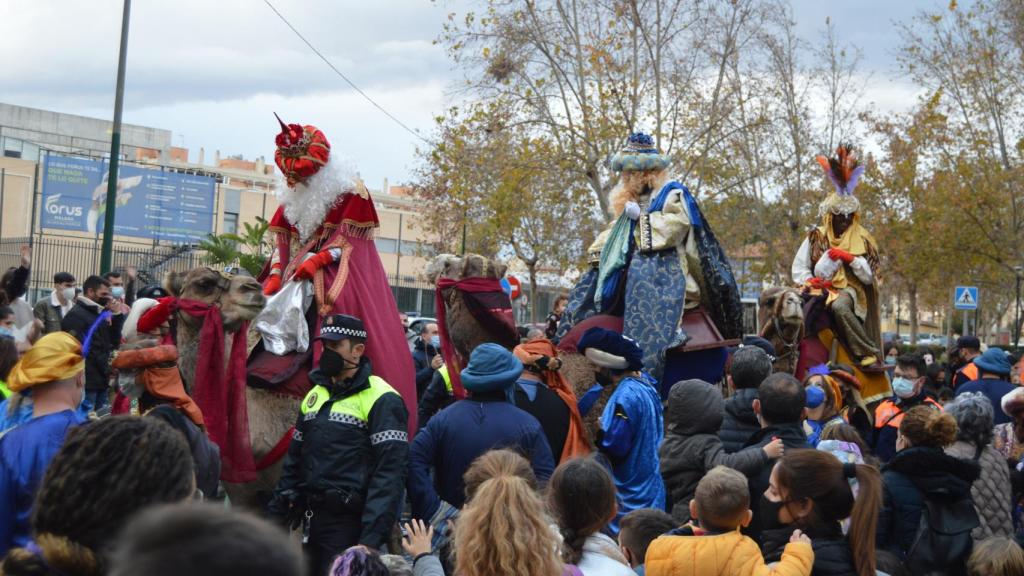 A camello, con caramelos y luchando contra el viento: así fue la cabalgata de Reyes de Cruz de Humilladero