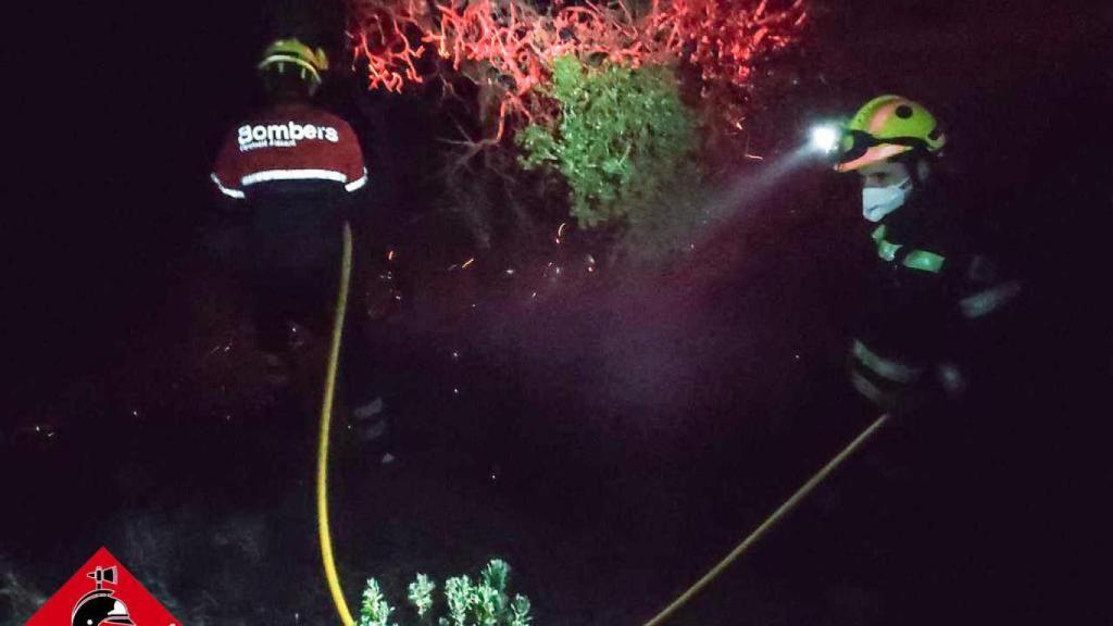 Los bomberos, durante el incendio esta pasada noche.