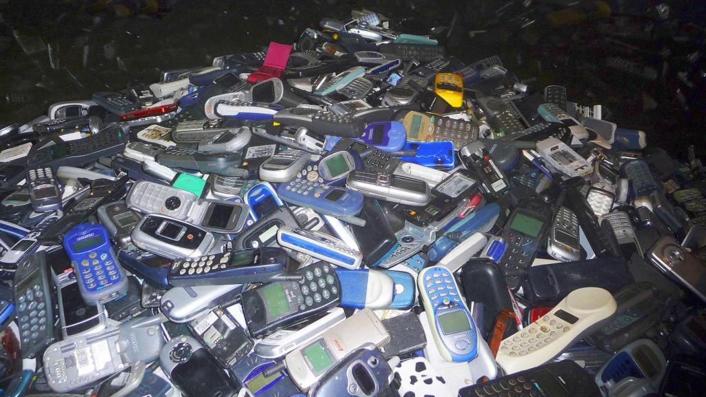 Montaña de viejos móviles, resultado de la obsolescencia programada. Foto: Adolfo Plasencia.