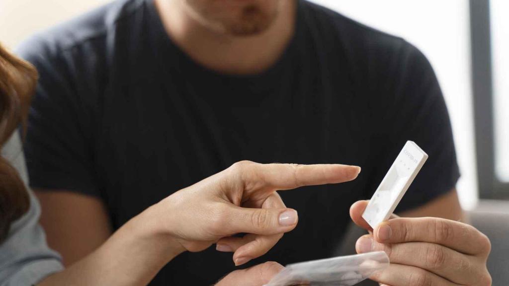 Dos personas realizándose un autotest.