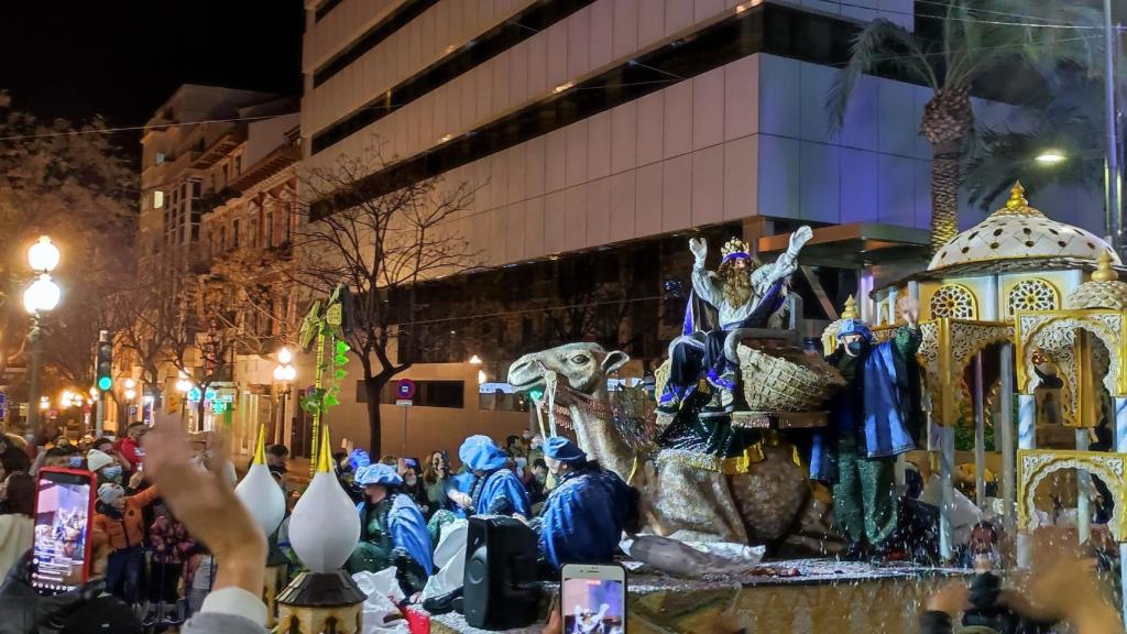 Las familias han recibido entre vítores a los Reyes Magos a su paso por Alicante.