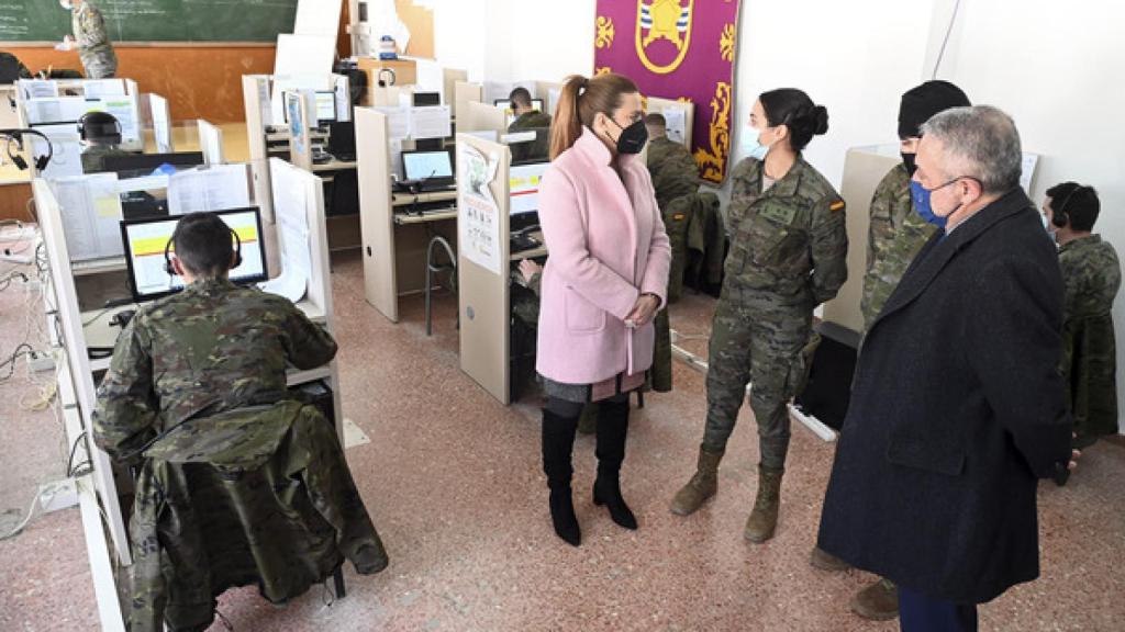 Virginia Barcones, durante su visita a la unidad de rastreadores