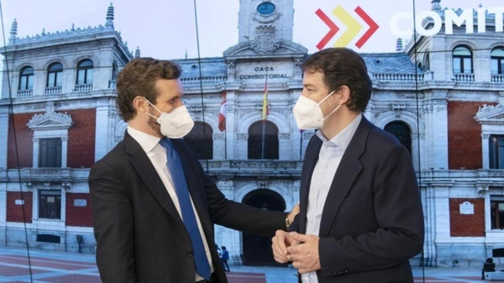 Casado y Mañueco conversan durante la reunión del Comité Ejecutivo Nacional del PP el 29 de diciembre en Madrid