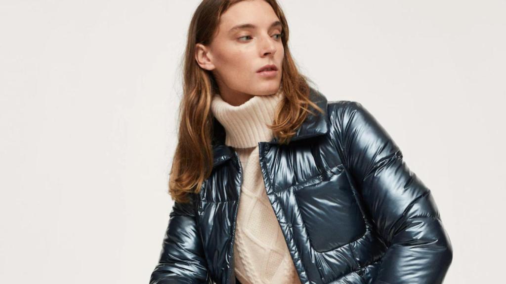 Abrigo metalizado de Mango.