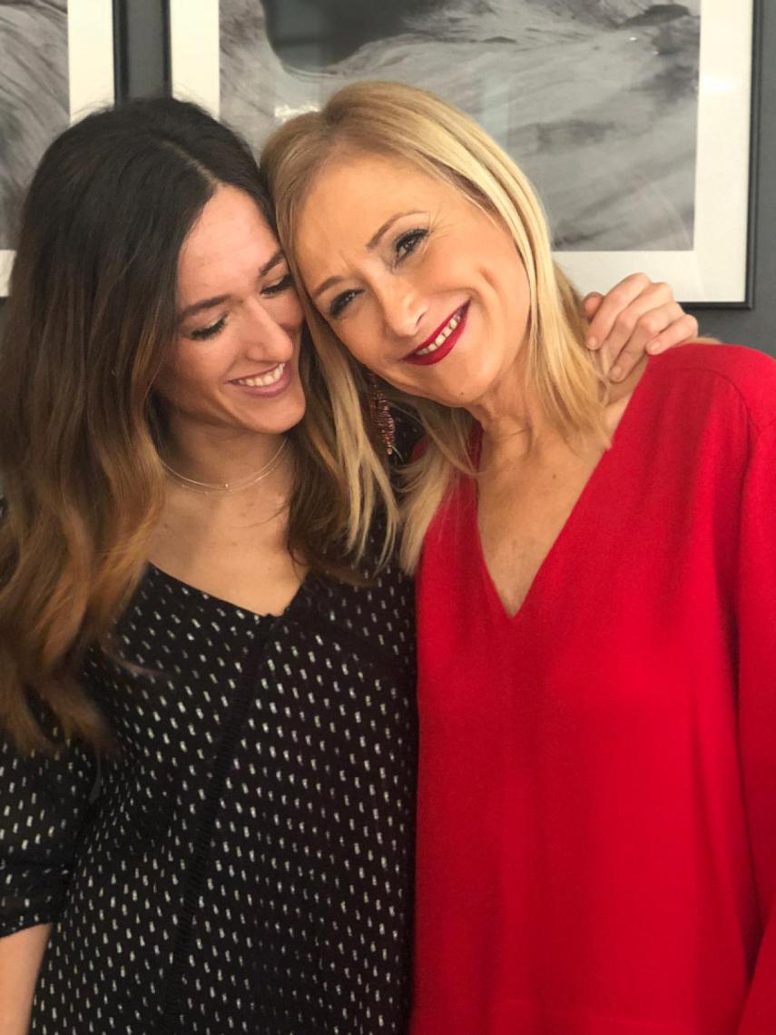 Cristina Cifuentes y su hija en una imagen colgada en las redes sociales.