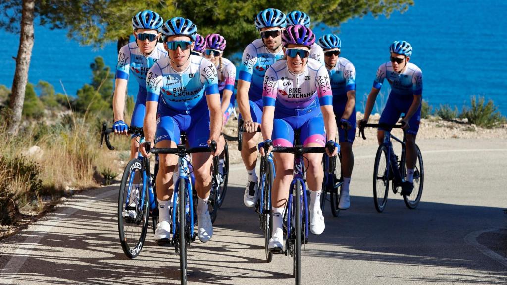 Los y las ciclistas del Team BikeExchange - Jayco con los nuevos maillot de la temporada.
