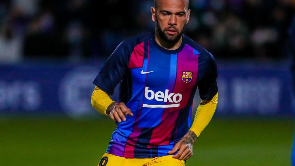 Dani Alves, con la camiseta de calentamiento