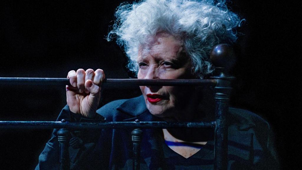 Magüi Mira junto a la cama de Molly Bloom