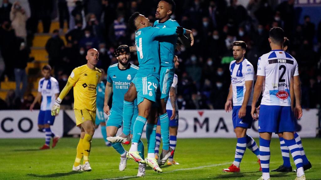 Eder Militao se abraza a Mariano tras marcar su gol al Alcoyano