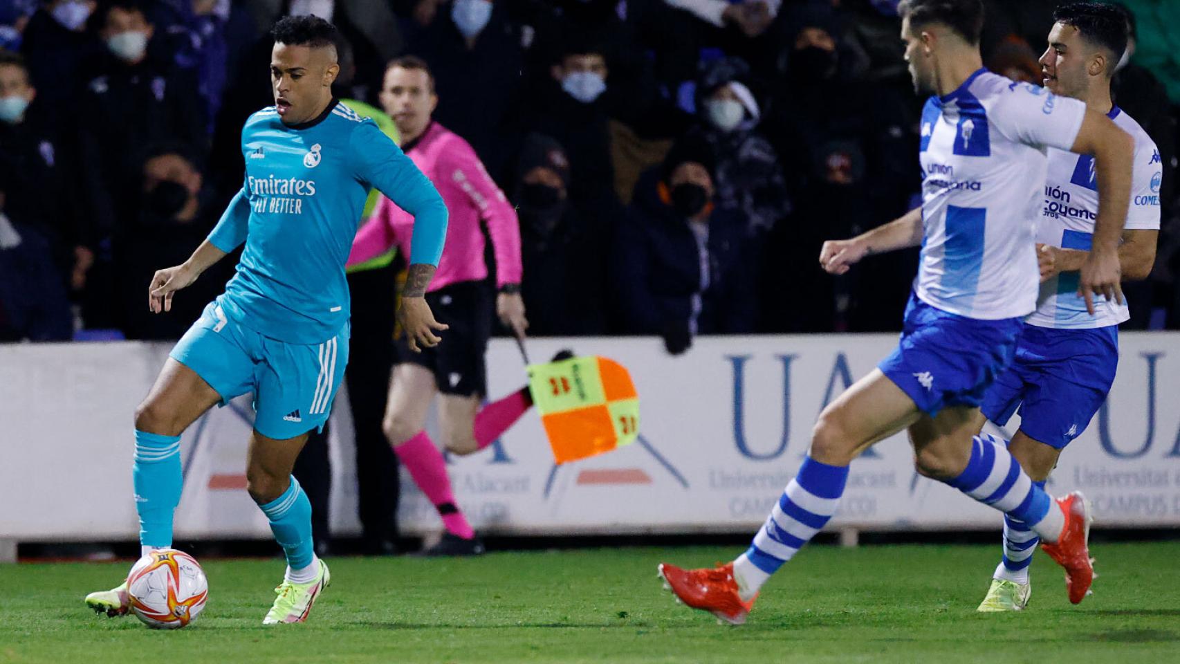 Mariano Díaz controla el balón presionado por un jugador del Alcoyano