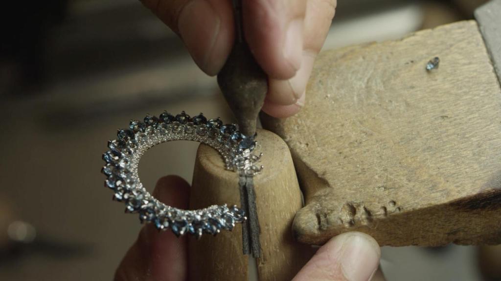 Una artesana trabajando en su taller