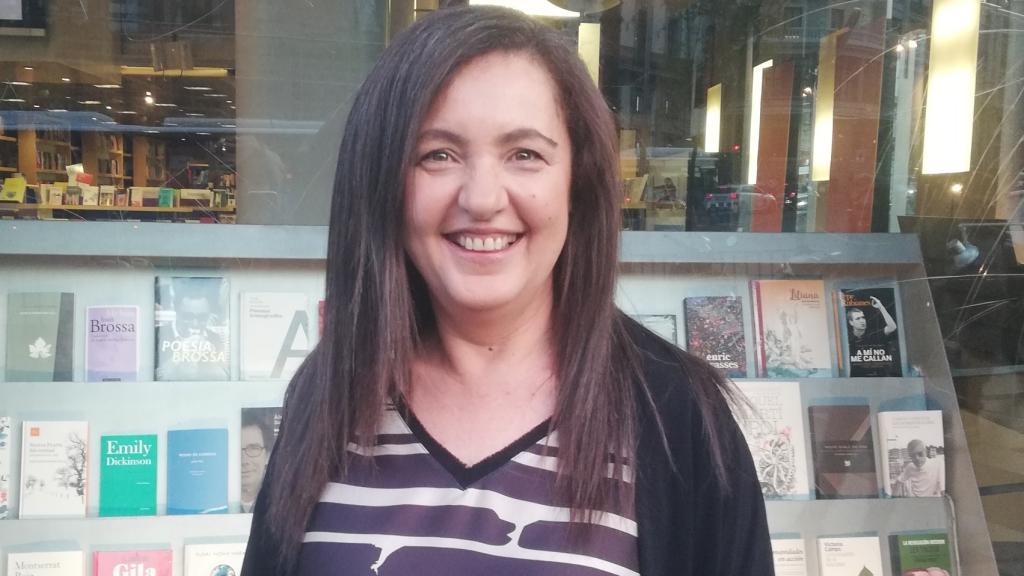 Nuria Varela junto a la librería Blanquerna de Madrid, mayo 2019.