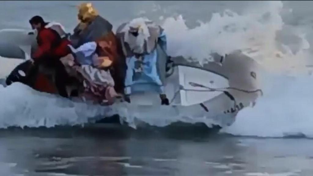 'Los Reyes Náufragos': la accidentada llegada en lancha de sus Majestades de Oriente a Oropesa