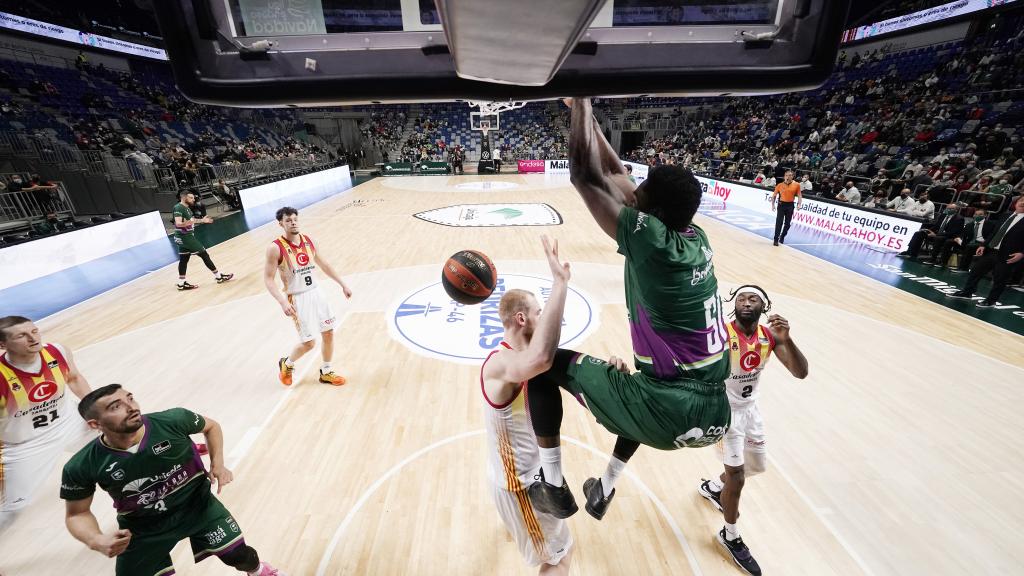 Micheal Eric finaliza un alley oop de Jaime Fernández.