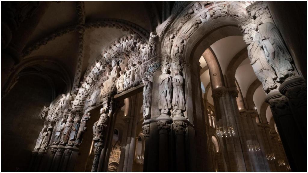 El Pórtico de la Gloria durante una visita guiada nocturna.