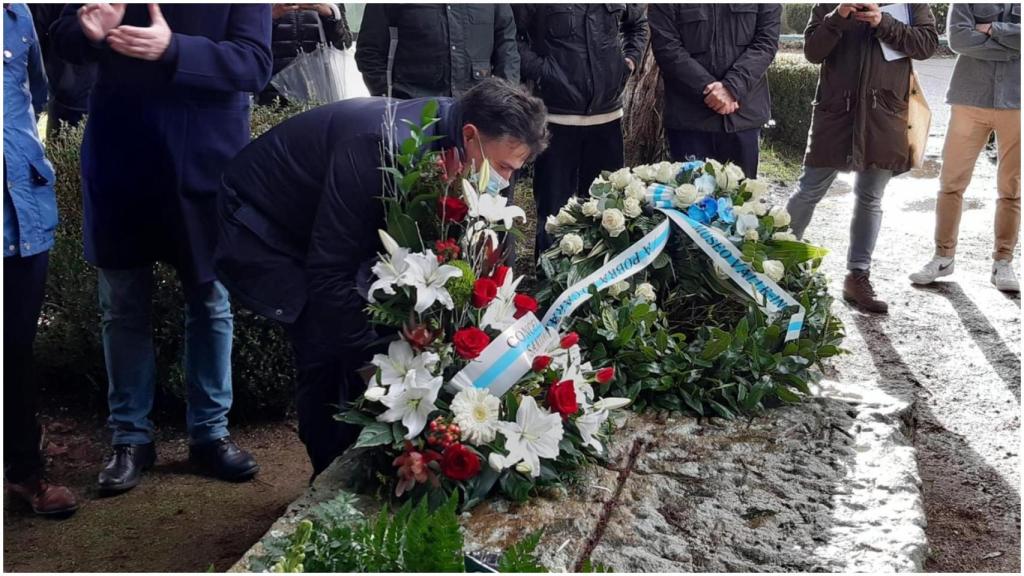 Un momento del homenaje a Valle-Inclán en el cementerio de Boisaca.