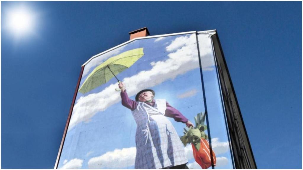 El sol brilla sobre el mural de Joseba Muruzábal en Romero Donallo, en Santiago.