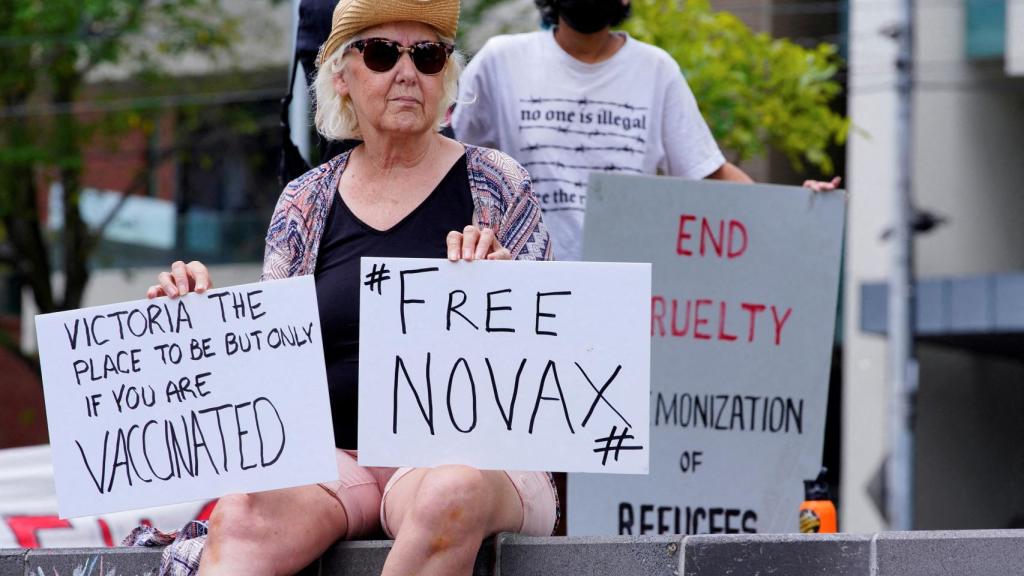 Protestantes a las puertas del hotel de Novak Djokovic en el hotel de Melbourne