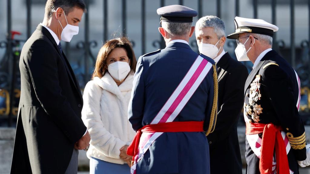 El presidente del Gobierno, Pedro Sánchez (i), conversa con los ministros de Interior, Fernando Grande-Marlaska (2d), y de Defensa, Margarita Robles (2i), y con el jefe de Estado Mayor de la Defensa (Jemad), Teodoro López Calderón (d), a su llegada a la ceremonia de la Pascua Militar este jueves en el Palacio Real.