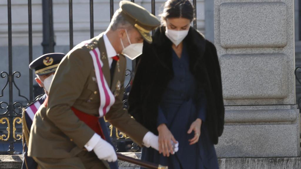 El momento en que el Rey ha recogido el broche de Letizia y se lo ha devuelto.