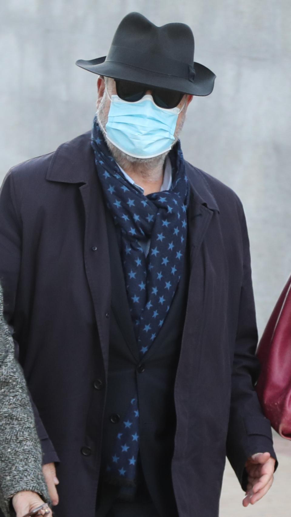 El actor y director de cine en una de sus últimas imágenes públicas, despidiendo a su gran amiga, Verónica Forqué.