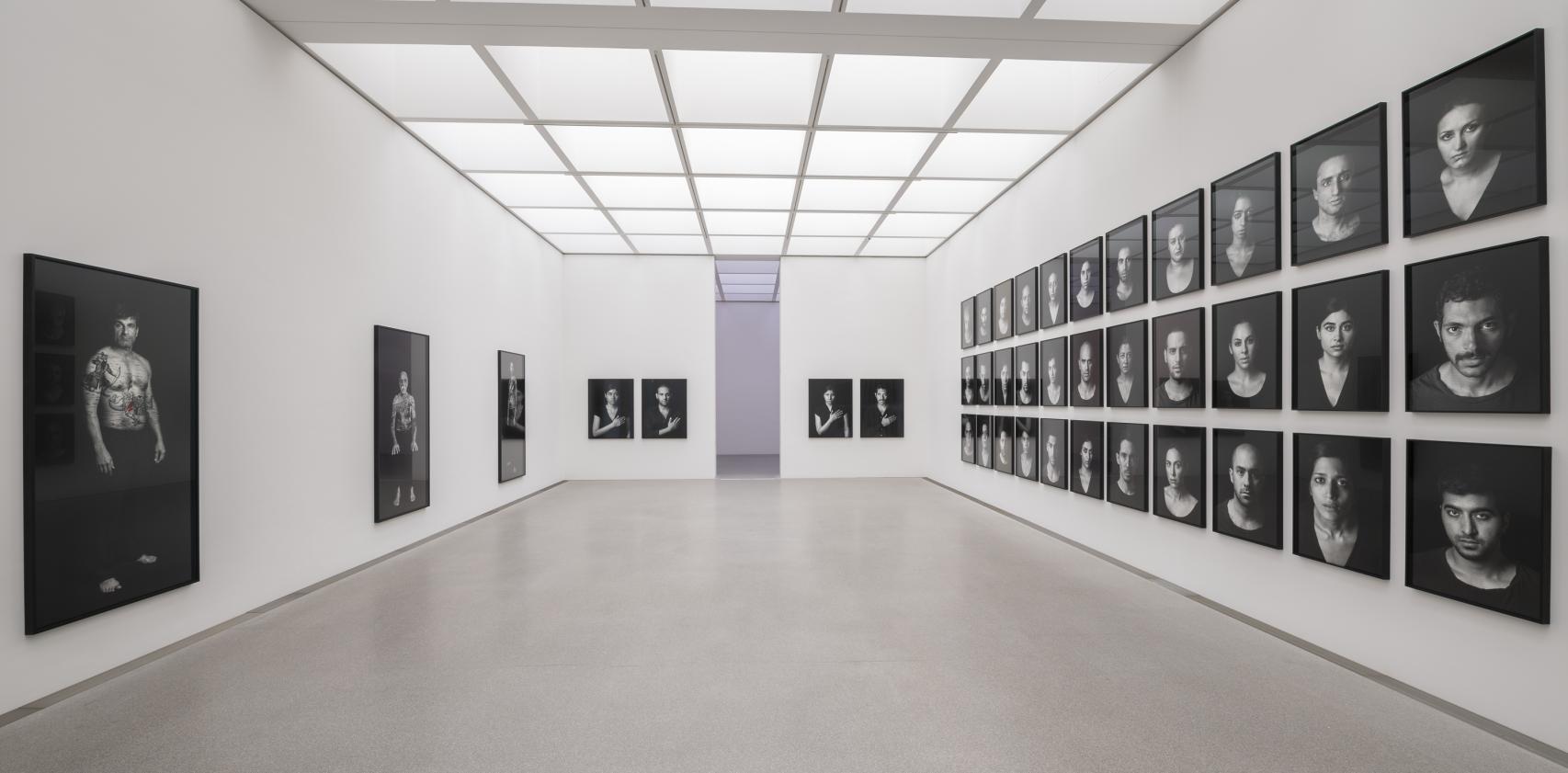 Exposición 'Living in One Land, Dreaming in Another' en la Pinakothek der Moderne (Múnich).