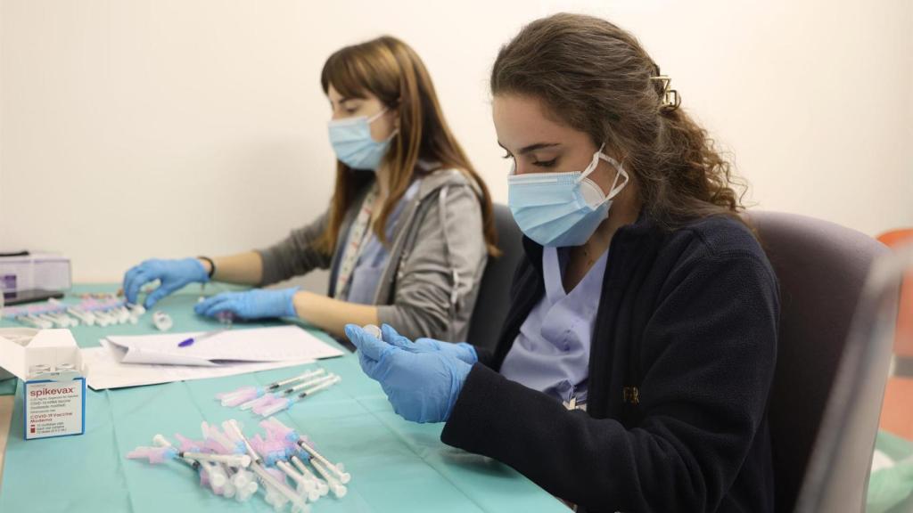 Personal sanitario prepara vacunas contra el covid. Imagen de archivo de Europa Press