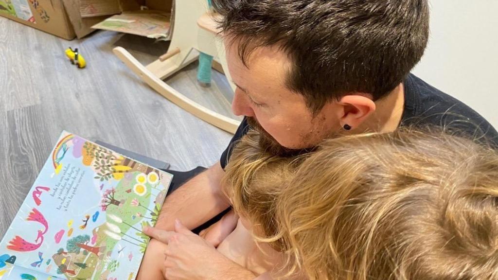 El ex vicepresidente del Gobierno, Pablo Iglesias, leyendo a sus tres hijos el libro 'Monstruo azul', de Olga de Dios.