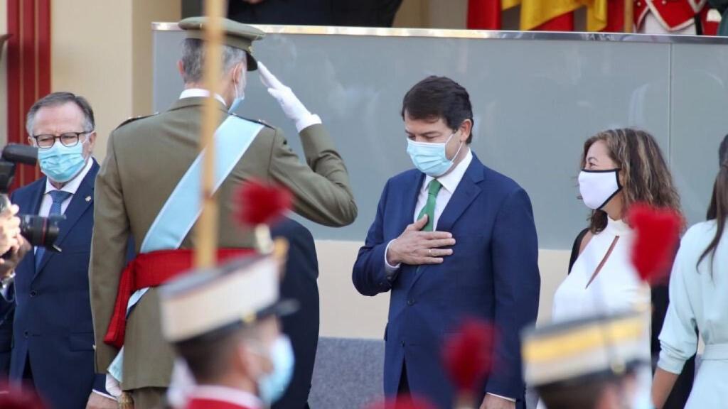 Alfonso Fernández Mañueco, junto a Felipe VI, en la Pascua Militar