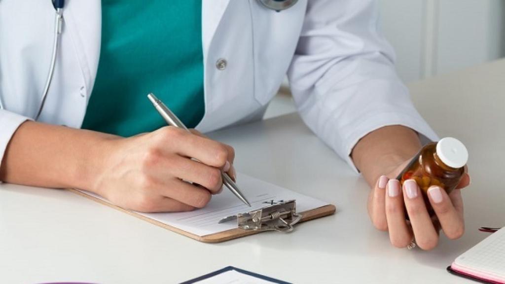 Un médico receta un tratamiento para perder peso a un paciente.