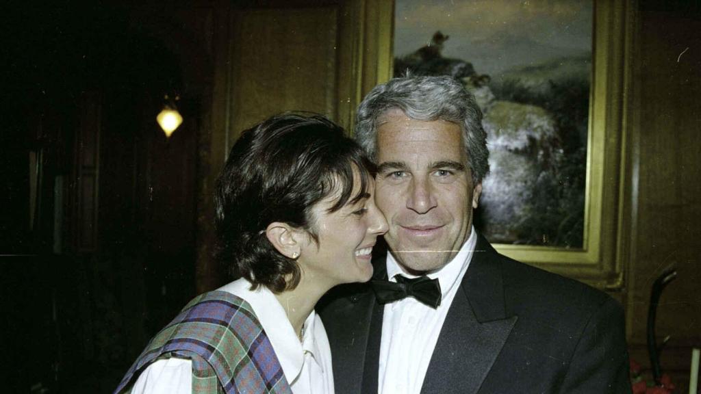 Jeffrey Epstein y su amiga Ghislaine Maxwell en una imagen compartida por la Fiscalía de Distrito de Estados Unidos.