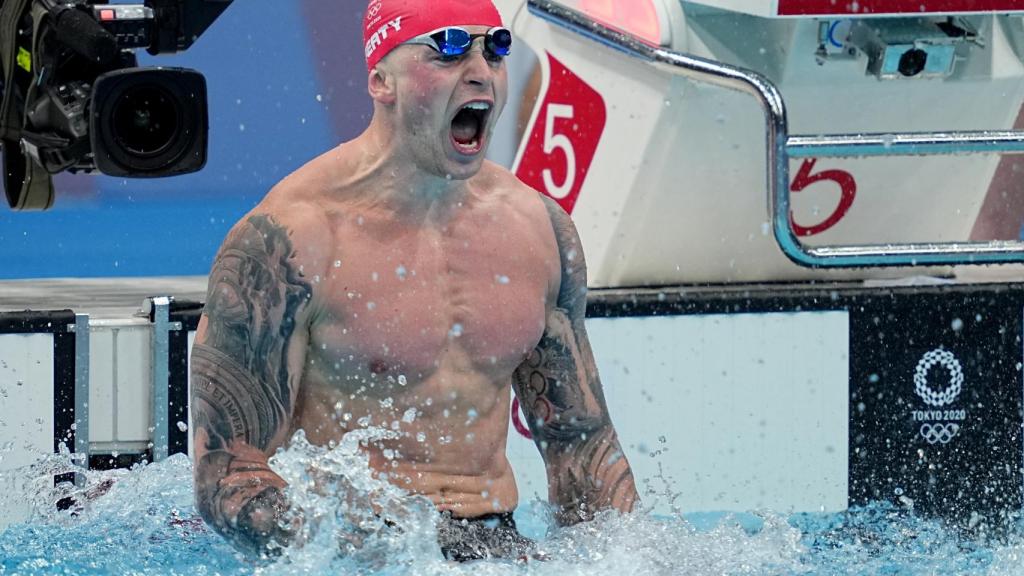 Adam Peaty celebra con rabia una victoria