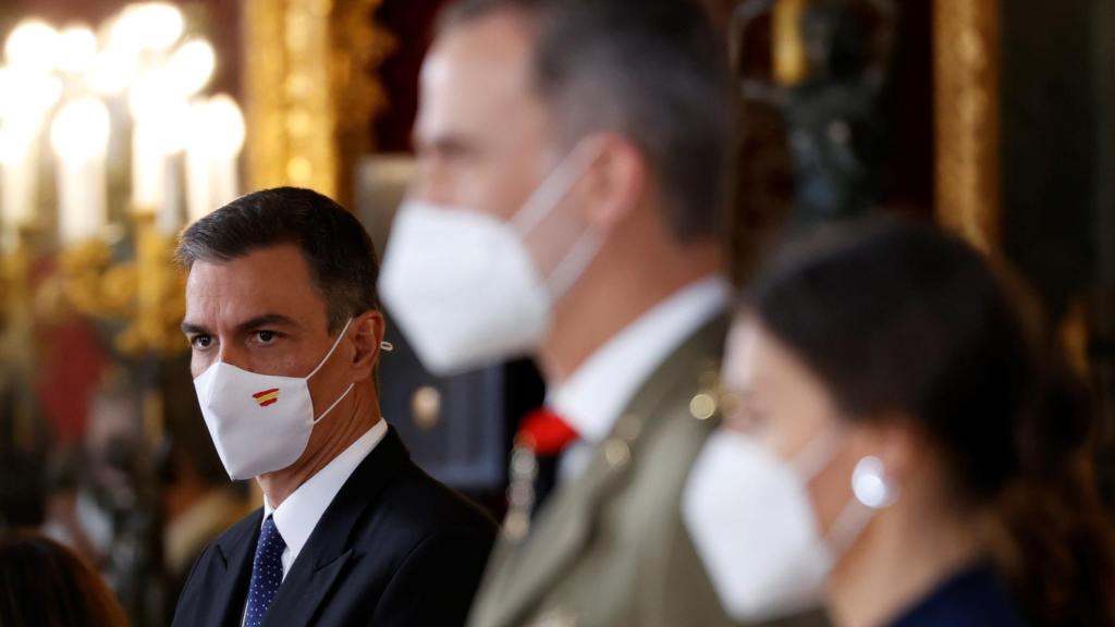 El presidente del Gobierno, Pedro Sánchez (i), acompaña a los reyes de España, Felipe VI y Letizia, durante el saludo protocolario celebrado en el ámbito de la tradicional ceremonia de la Pascua Militar este jueves en el Palacio Real.
