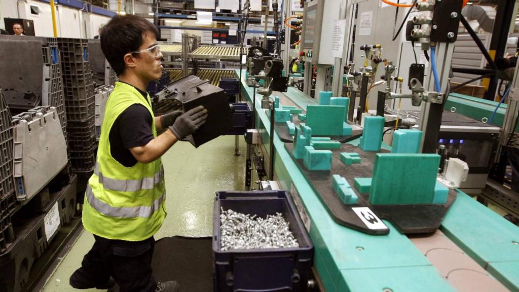 Un trabajador discapacitado, en la factoría de Ford de Almussafes (Valencia).