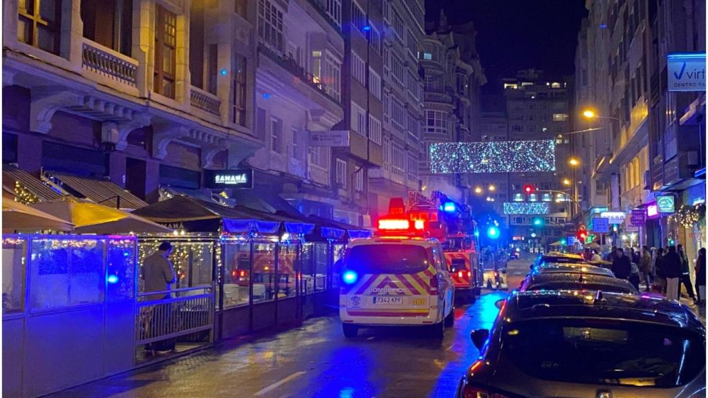 Policía y Bomberos en el incendio en la calle Rosalía de Castro de A Coruña.
