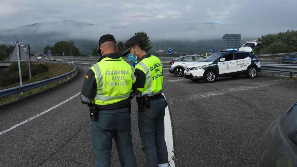 Dos agentes de la Guardia Civil en un control.