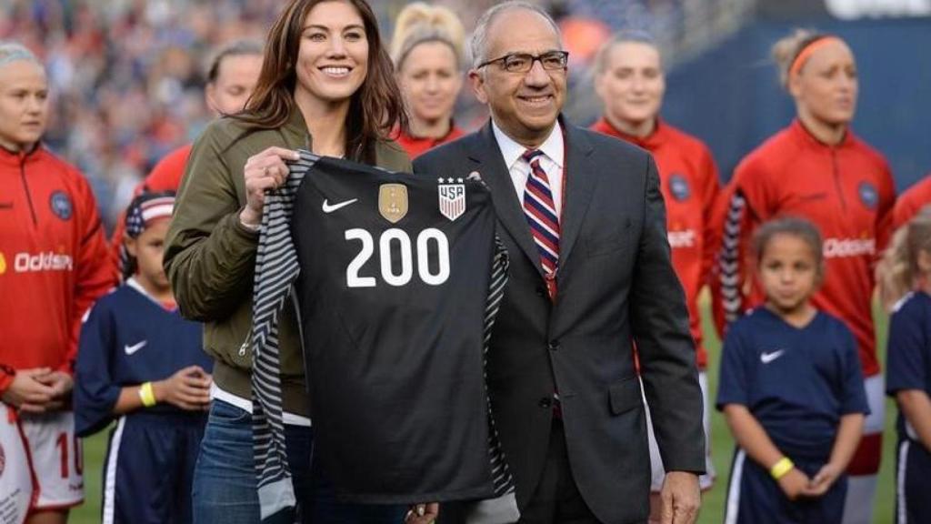 Carlos Cordeiro, presidente de la Federación de Fútbol de Estados Unidos, junto a Hope Solo