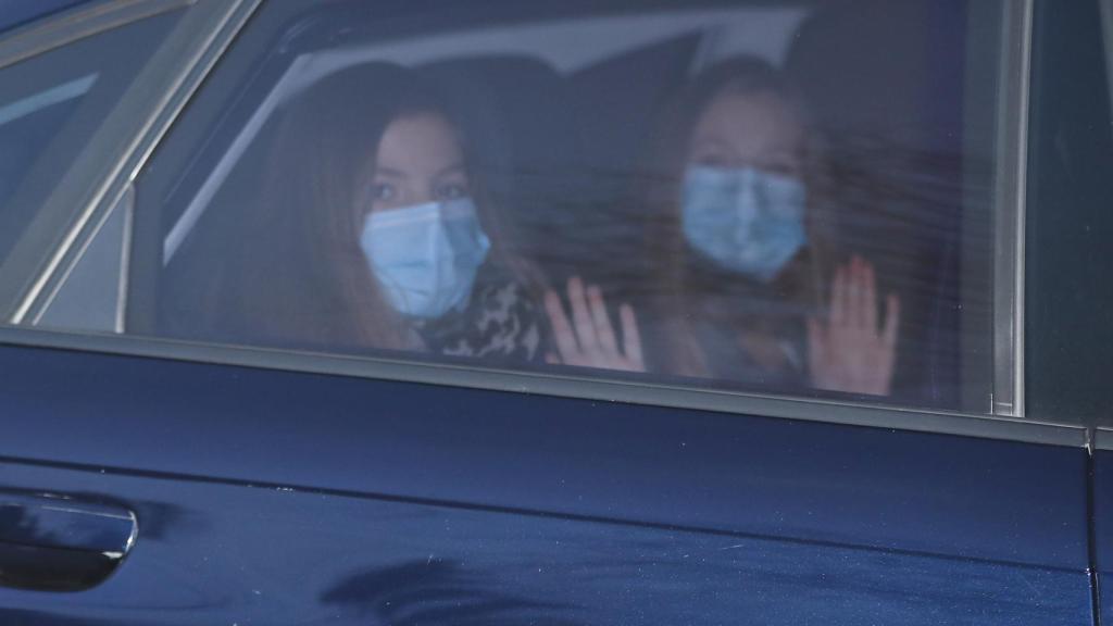 Leonor y Sofía saludando a la prensa en 2021 antes de reencontrarse con su abuelo materno.