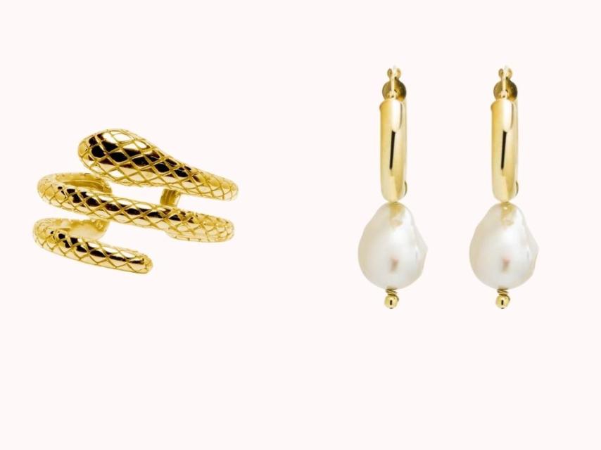 Anillo serpiente en plata doré (35 euros) y Pendientes con perla cultivada en baño de oro (49 euros).