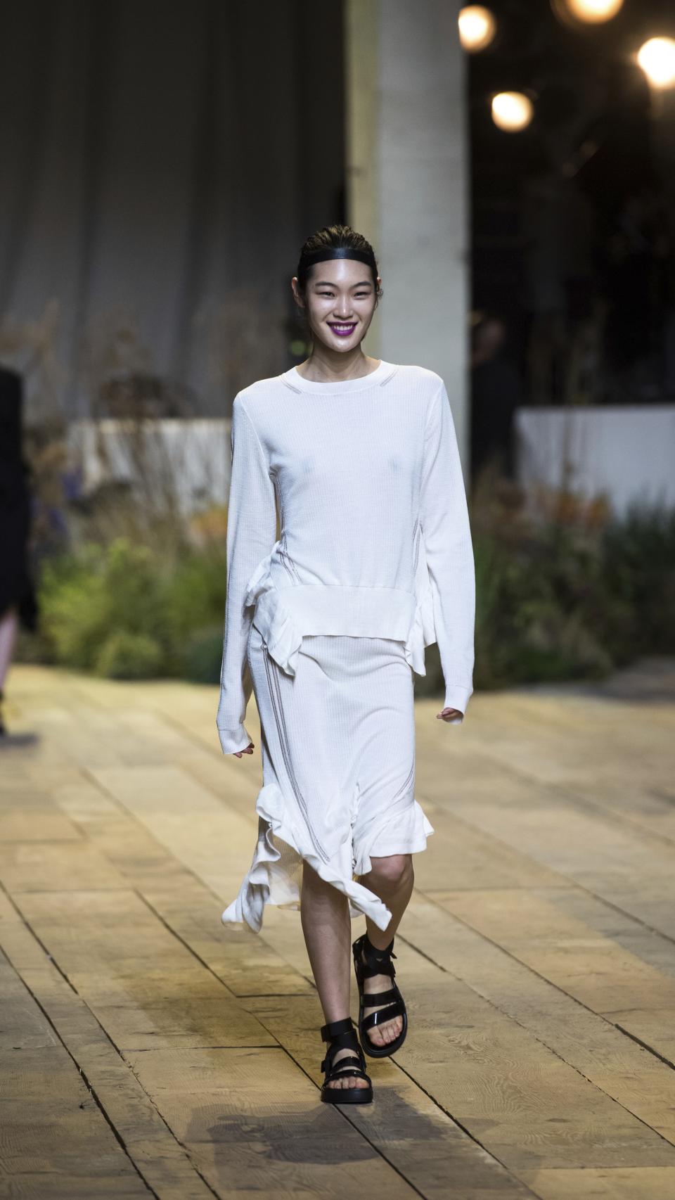 Modelo de H&M desfilando.