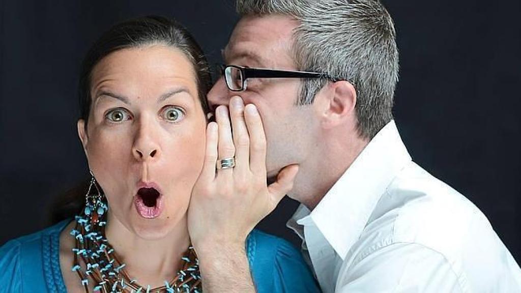 El chismoso, uno de los perfiles de personas tóxicas en el ámbito laboral.