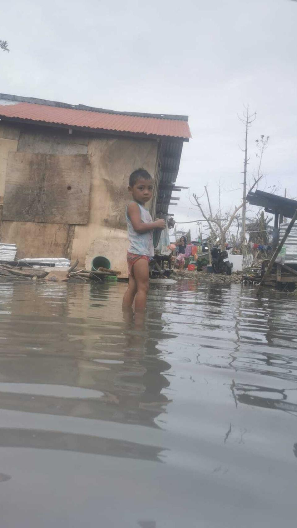 Un pequeño tras el tifón.
