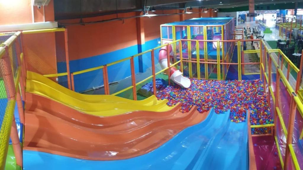 Lanzar a tu hijo a una piscina de bolas te garantiza una hora de paz.